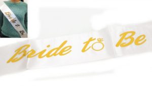 Κορδέλα σατέν, λευκή με χρυσά γράμματα. "Bride to Be" Πλάτος: 9.5cm Μήκος: 1.6Μ
