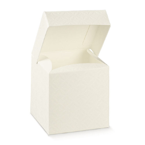 Χάρτινο κουτί ανάγλυφο, σε σχήμα κύβου.
Αναδιπλούμενο κουτί με ενσωματωμένο καπάκι.
Ιδανική επιλογή για συσκευασία δώρου, κουφέτα, μπομπονιέρα ή γλυκίσματα.
Διαστάσεις: 7x7x7cm, 8x8x6cm, 10x10x6cm
Χρώμα: ιβουάρ
Συσκευασία: 25 τεμάχια